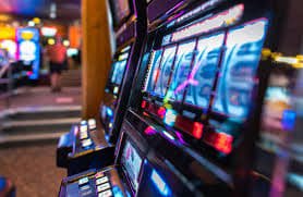 03q slot APP ထဲတွင် Slots Live Casino Sportsbook ဂိမ်းများ ကစားနေသောမြင်ကွင်း