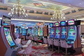 မြန်မာ ကတ်ဂိမ်းကစားသမား Online Poker ကစားနေသောမြင်ကွင်း